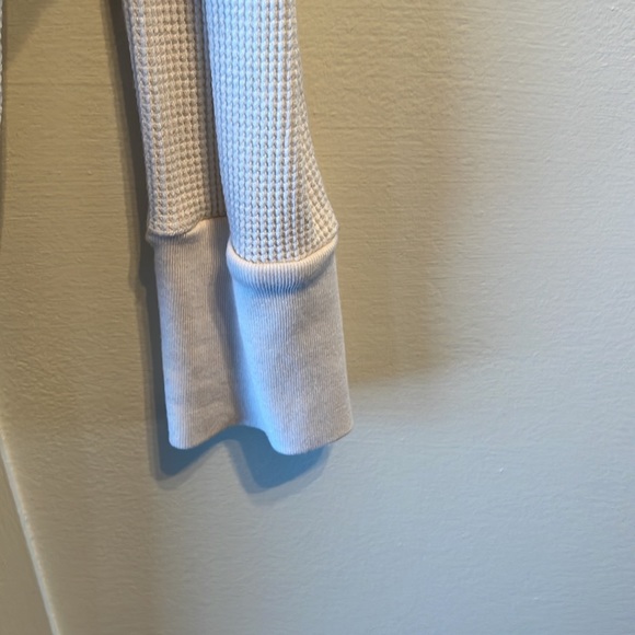 Waffle cold shoulder shirt - Picture 6 of 6